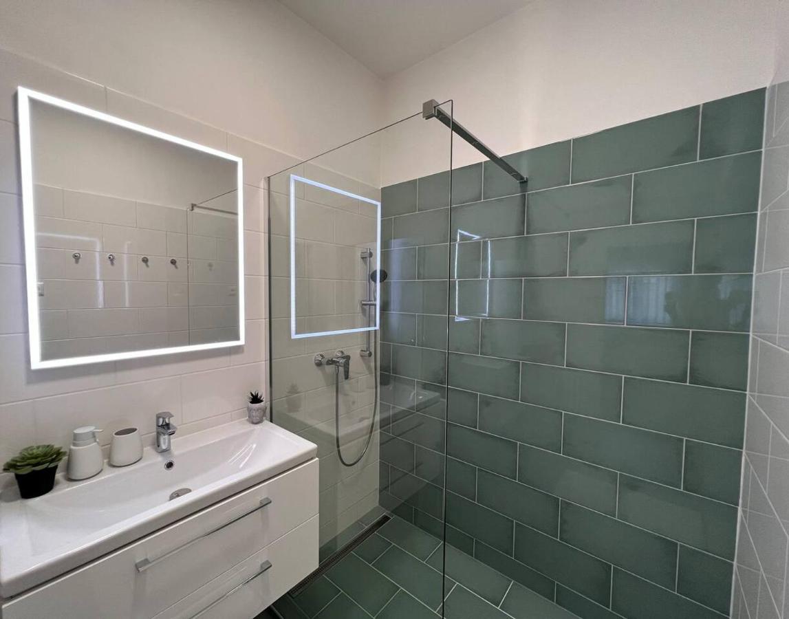 96M2 Of Comfort And Style: 4Bd Apartment In Old Town 브라티슬라바 외부 사진