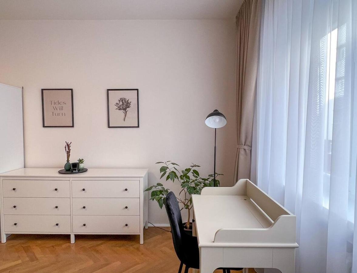 96M2 Of Comfort And Style: 4Bd Apartment In Old Town 브라티슬라바 외부 사진